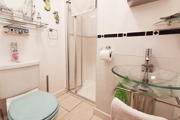 Cheap Devon room with Shower en-suite